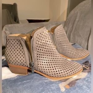 Sz 8M Lucky Brand Gray Leather Bootie, Dual Zip